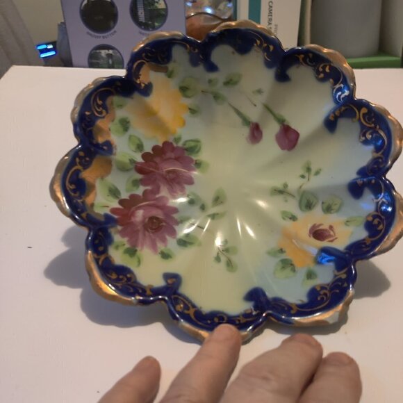 Bowl, handpainted floral from the 1960's .Three footed and trimmed with gold. - Picture 3 of 5